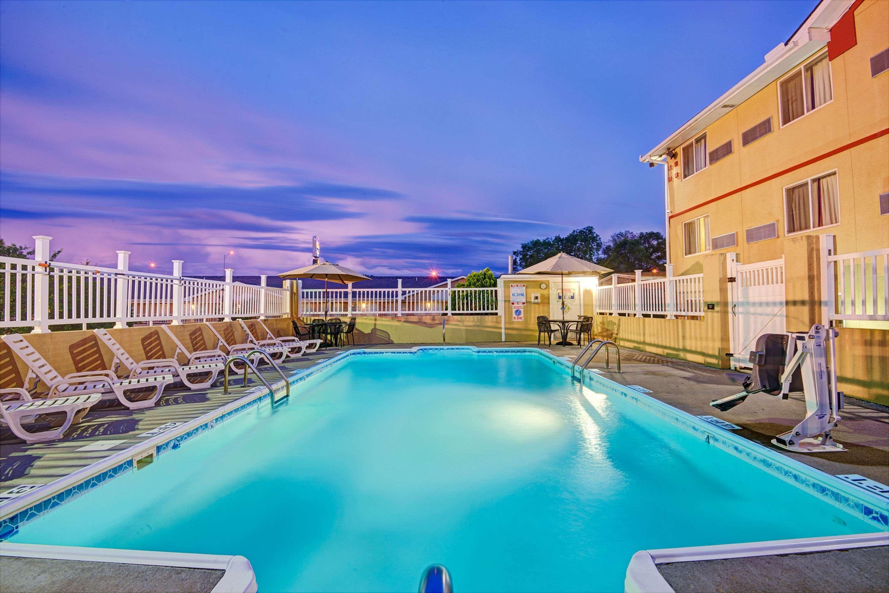 Super 8 By Wyndham Independence Kansas City Eksteriør billede